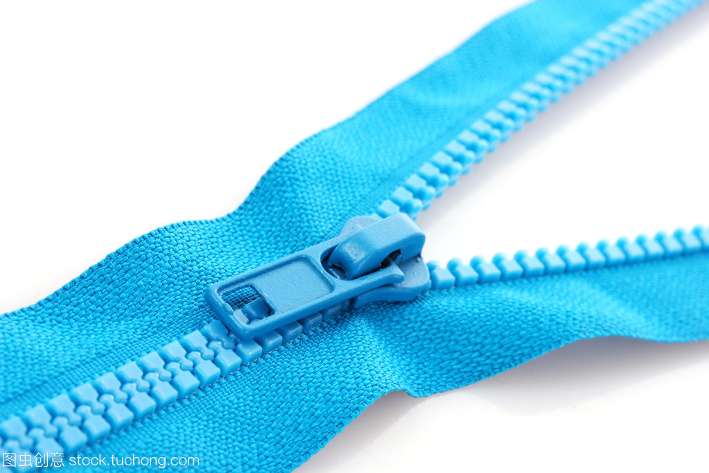 孤立在白色的藍(lán)色拉鏈特寫(xiě)